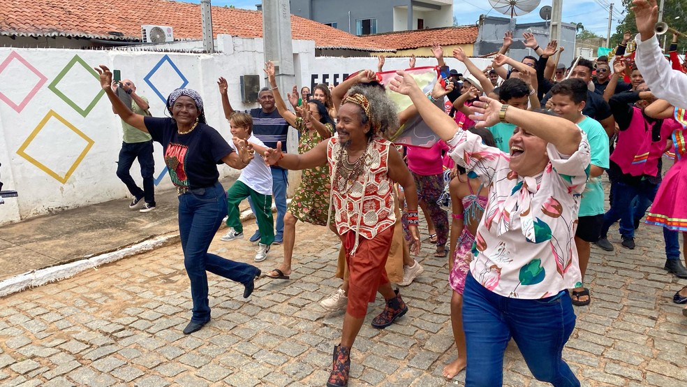 População de Catolé do Rocha, PB, participou da regravação de "Mama África" — Foto: Beto Silva/TV Paraíba