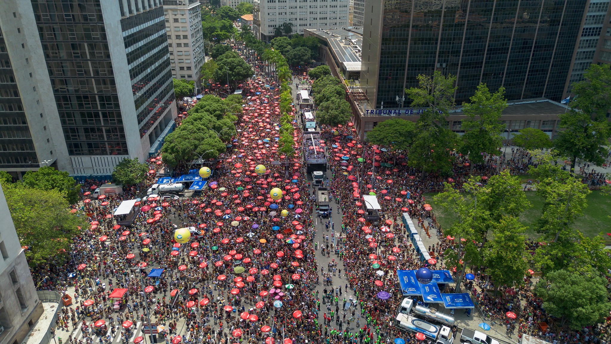 FOTOS: blocos arrastam multidão para as ruas do Rio neste sábado de carnaval