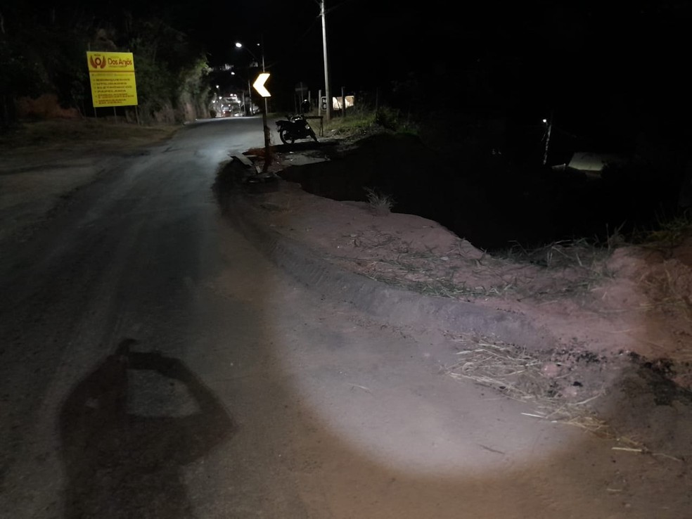 Cratera fica na MGC-482, em Fervedouro — Foto: PMRv/Divulgação