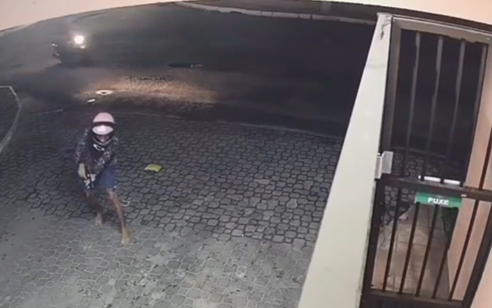 Suspeito desceu da motocicleta para balear vítima dentro de condomínio — Foto: Redes sociais