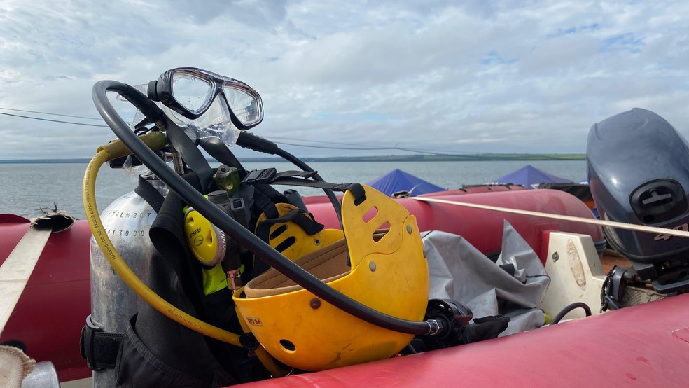 Equipe de mergulhadores fazem buscas pelo trabalhador no Rio Tietê — Foto: Andressa Lara / TV TEM