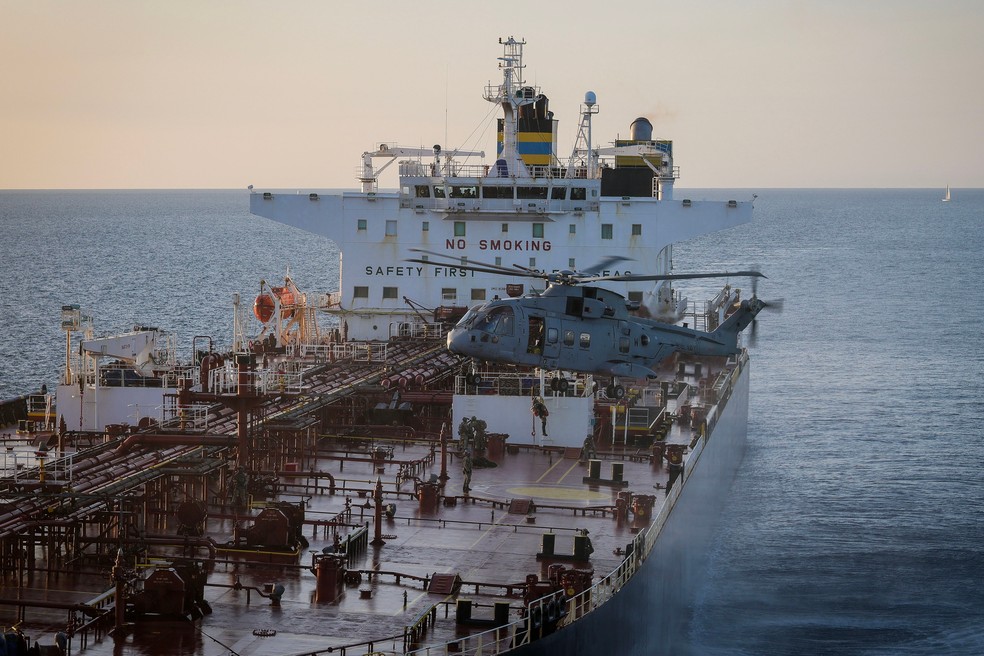 Nesta foto divulgada pela Marinha Real britânica, comandos dos Fuzileiros Navais Reais detêm o petroleiro sancionado Smyrtos no Canal da Mancha, no domingo, 14 de junho de 2026. — Foto: LPhot Hutchins/Marinha Real britânica via AP