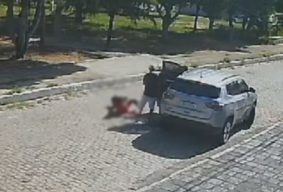 Mulher foi arremessada do carro durante assalto em Natal — Foto: Reprodução