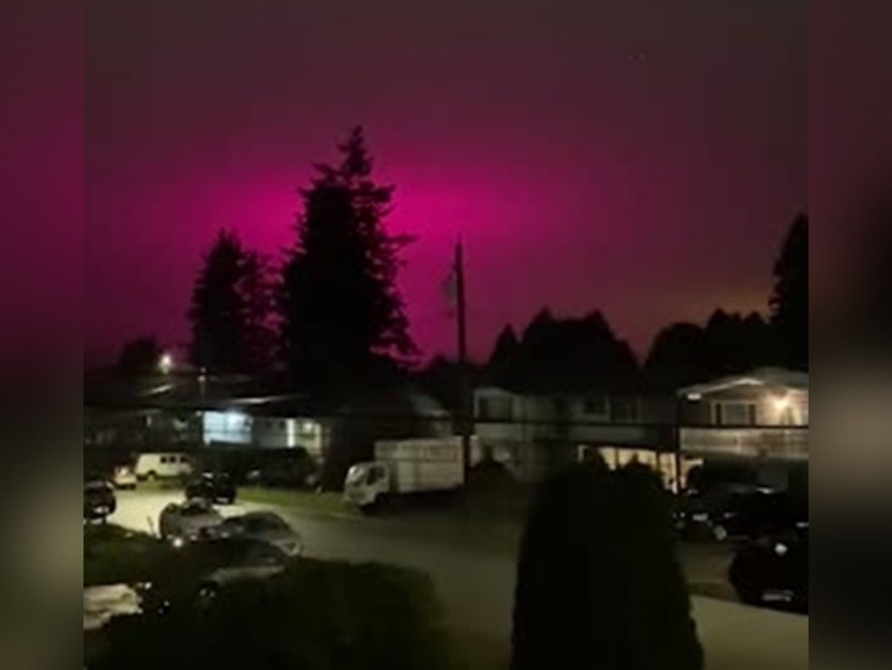 Céu com luz rosa foi fotografado nos arredores de Vancouver, no Canadá, em 6 de novembro de 2023 — Foto: Pacificnorthwestkate via Spectee/Reuters