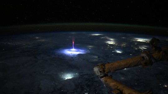 Astronauta da Nasa flagra fenômeno luminoso raro durante tempestade vista do espaço; entenda - Imagem mostra um 'sprite', evento luminoso que surge acima das nuvens durante tempestades intensas.