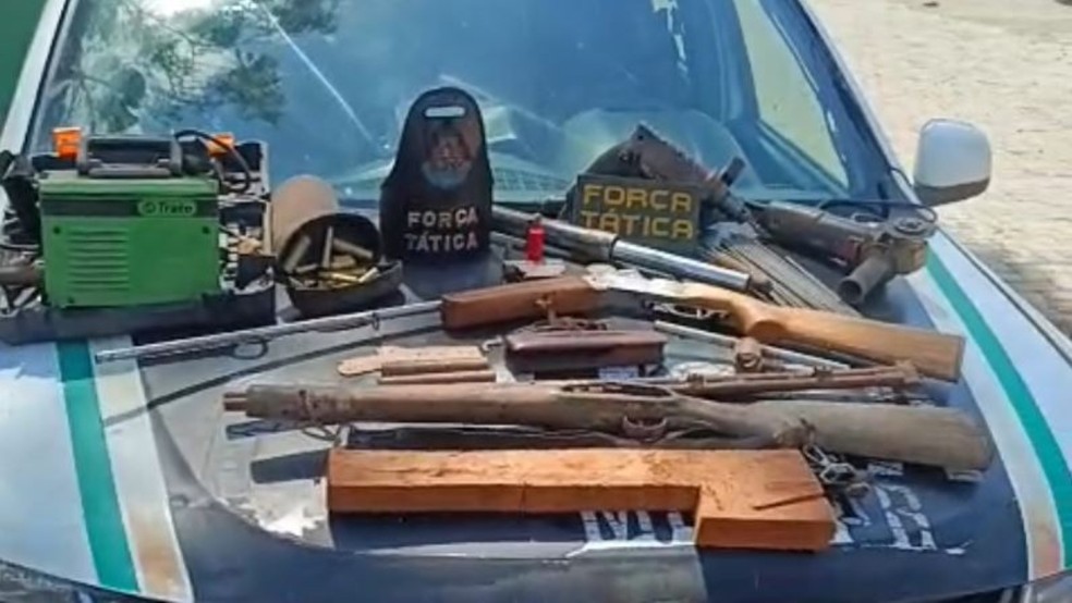 Agentes apreenderam na casa do suspeito armas, munições e ferramentas usadas na fabricação dos armamentos. — Foto: Polícia Militar/ Divulgação