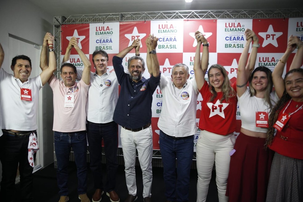 Ao lado de aliados, Elmano de Freitas anuncia candidatura à reeleição ao Governo do Ceará — Foto: Kid Junior/SVM