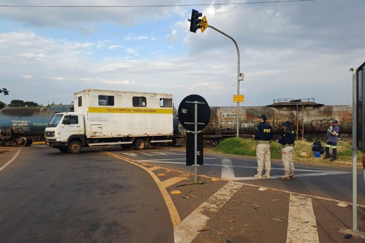 Caminhão que transportava trabalhadores é atingido por trem em cruzamento do Paraná e homem é socorrido em estado grave