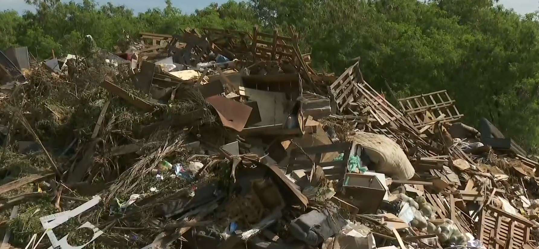 Sem coleta, ecopontos têm 'montanha' de materiais acumulados em Piracicaba e moradores reclamam