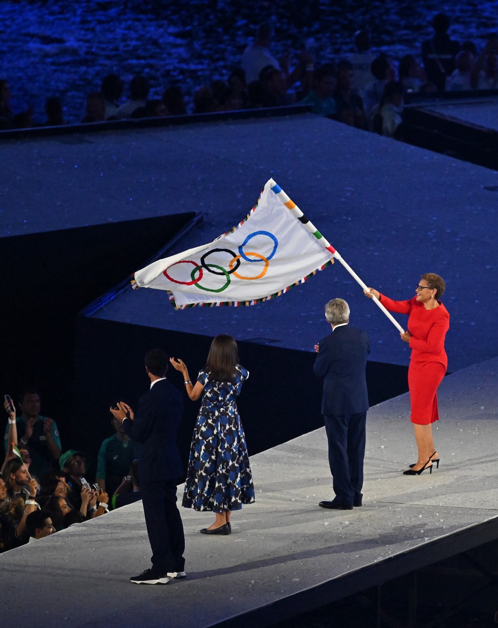 Prefeita de Los Angeles recebe bandeira das Olimpíadas durante a cerimônia de encerramento dos Jogos Olímpicos de 2024 — Foto: Andy Chua/Reuters
