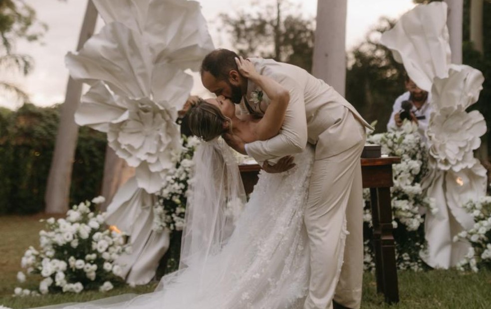 3 de 3
Bruna aprendeu a tocar bateria para surpreender o marido, Jo&atilde;o, durante casamento em Bauru (SP) &mdash; Foto: Arquivo pessoal