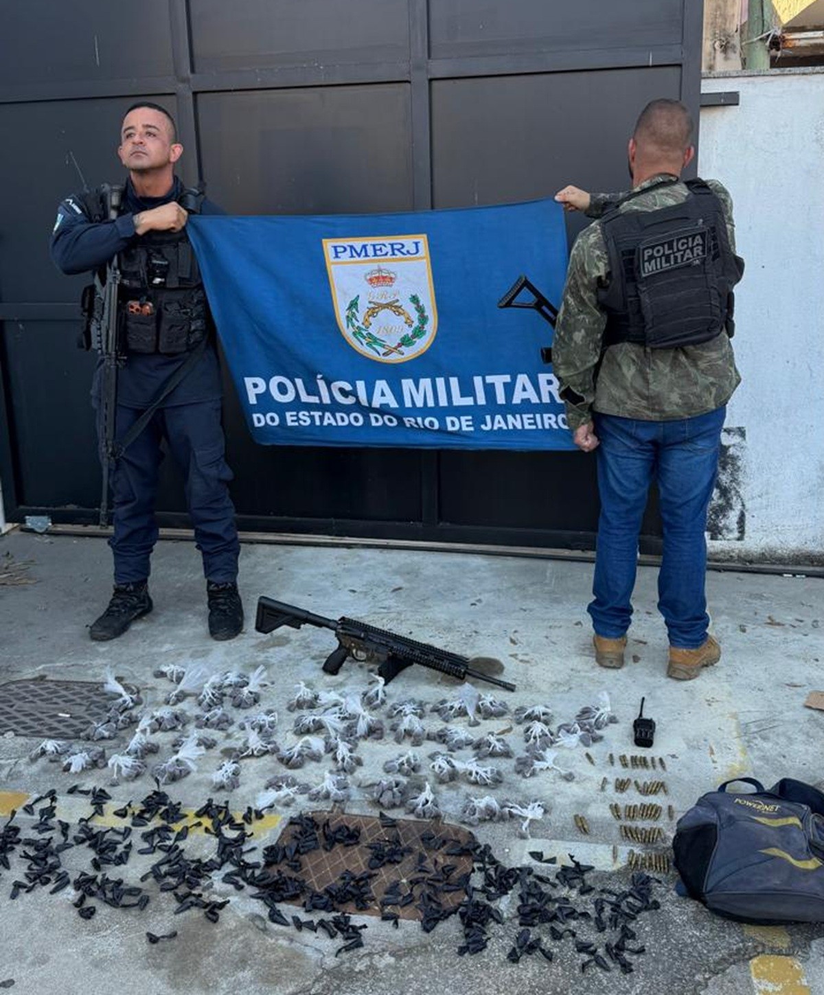 Operação da PM apreende fuzil e quase 5 kg de drogas em Macaé