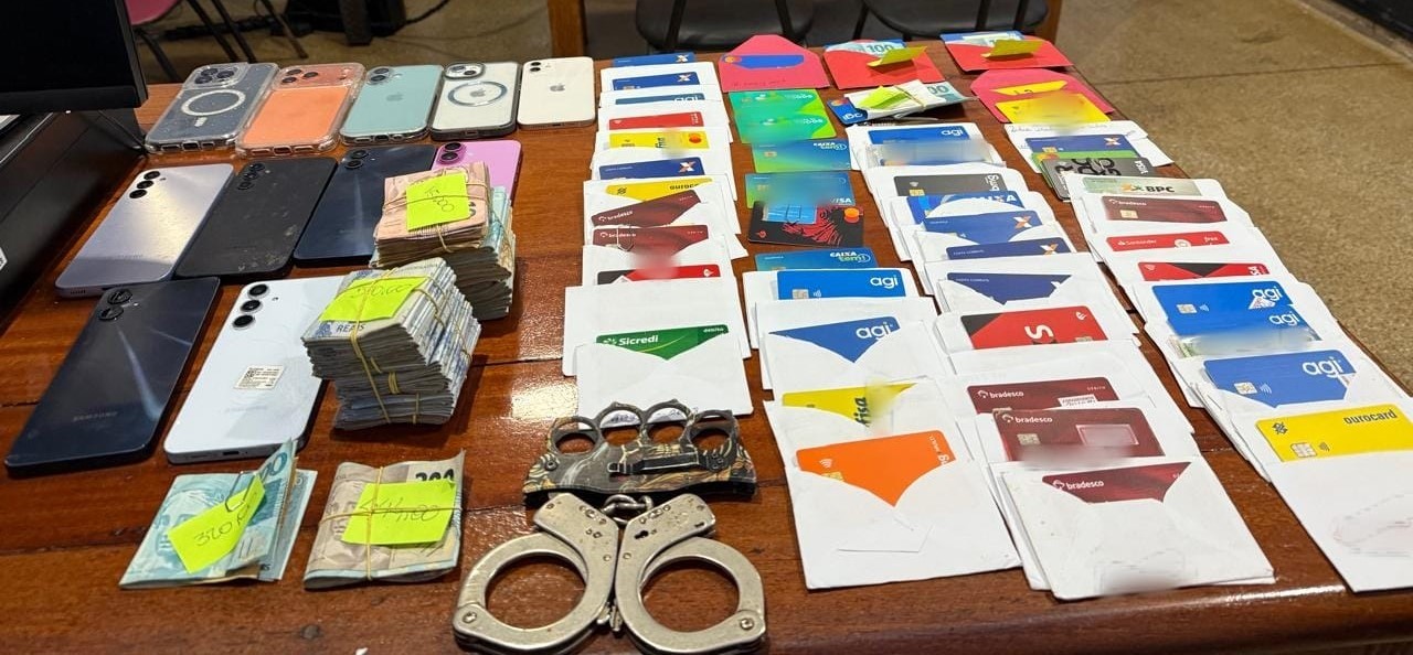 Mais de R$ 17 mil e 47 cartões são apreendidos na casa de suspeito de agiotagem no AM