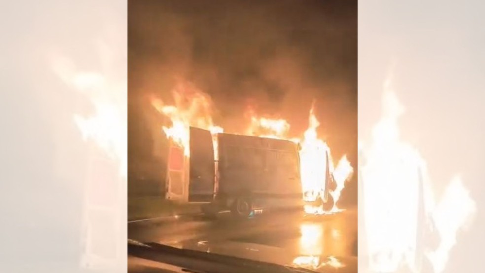 1 de 3
Van pegou fogo após a batida em Pederneiras — Foto: Arquivo pessoal