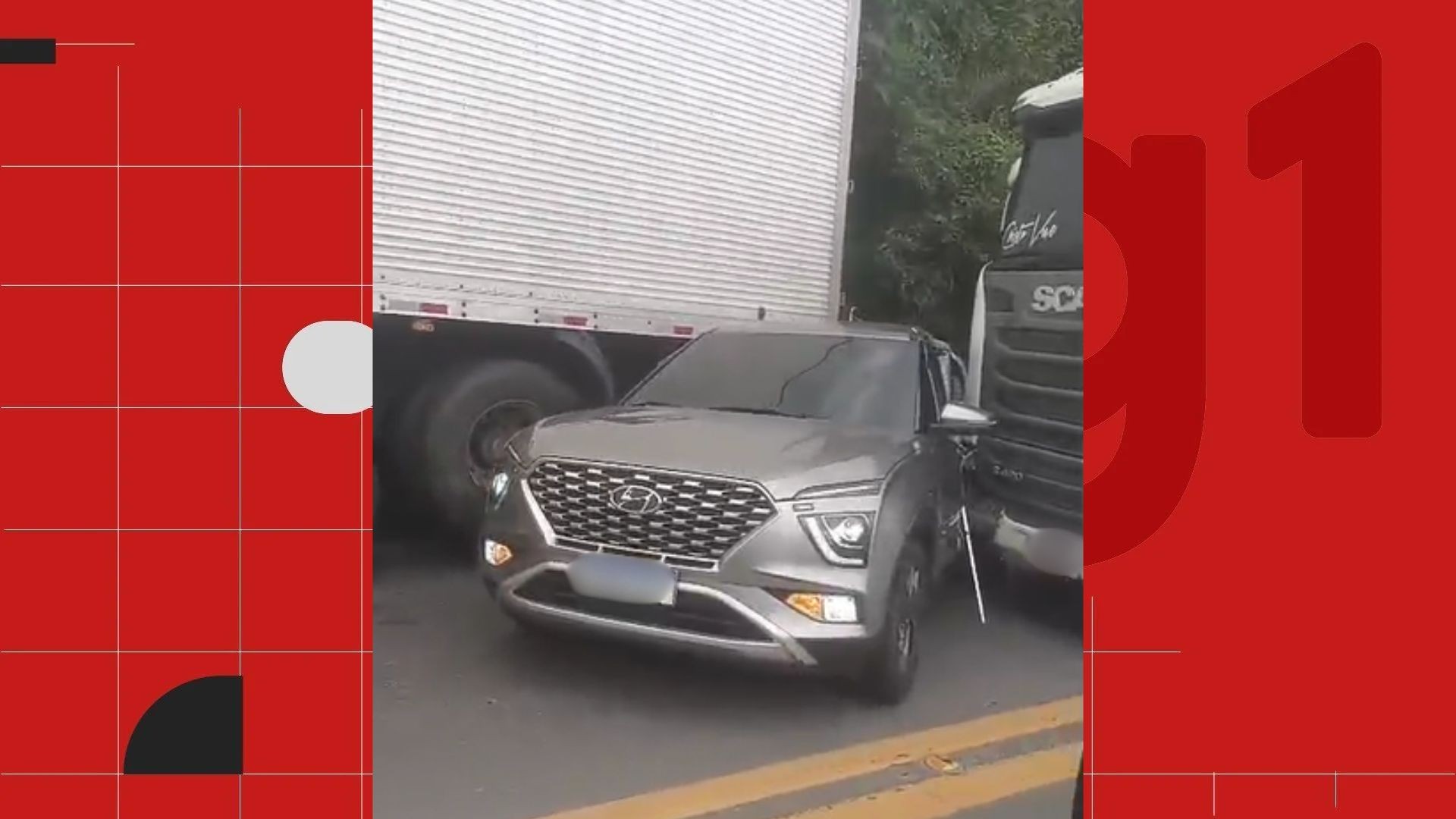 VÍDEO: carro fica preso entre carretas em acidente com 4 veículos na BR-101, no ES; ninguém se feriu