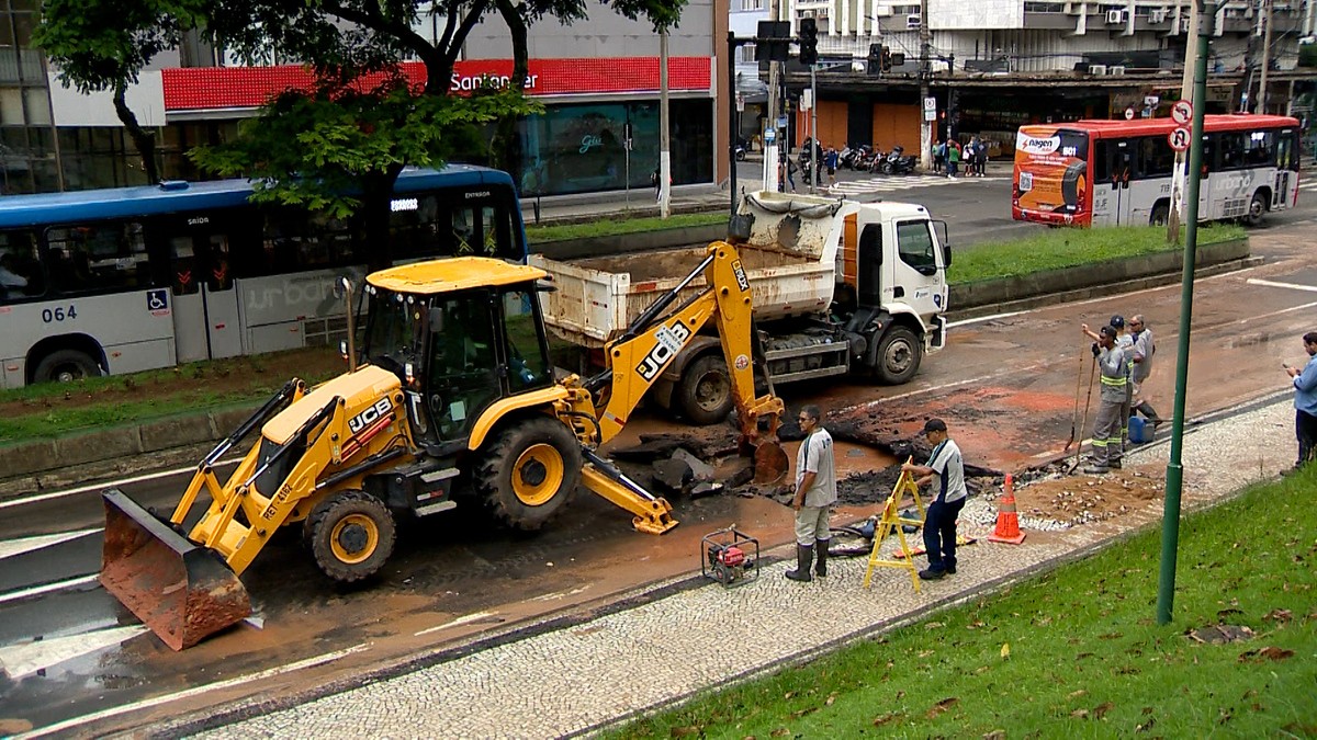 Avenida Rio Branco é liberada após rompimento de rede de abastecimento em Juiz de Fora