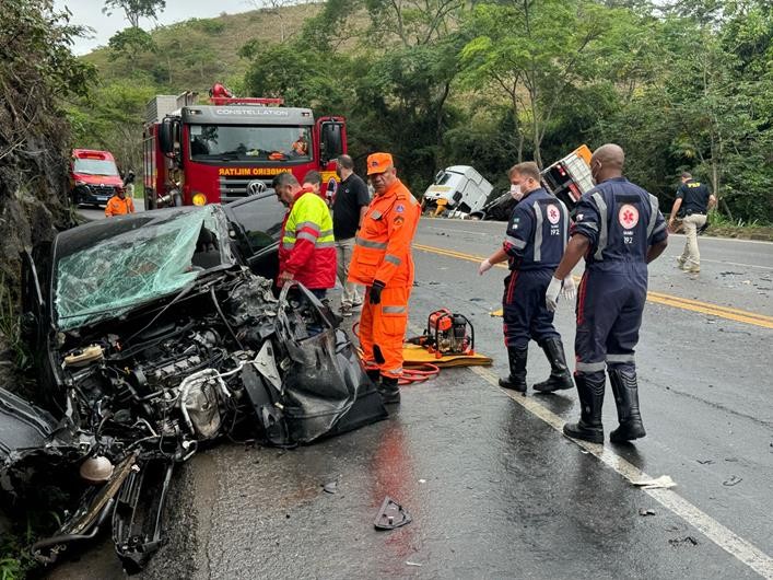 VDEO: Batida entre carro e caminho deixa idoso morto e outras 3 pessoas feridas em Muria 