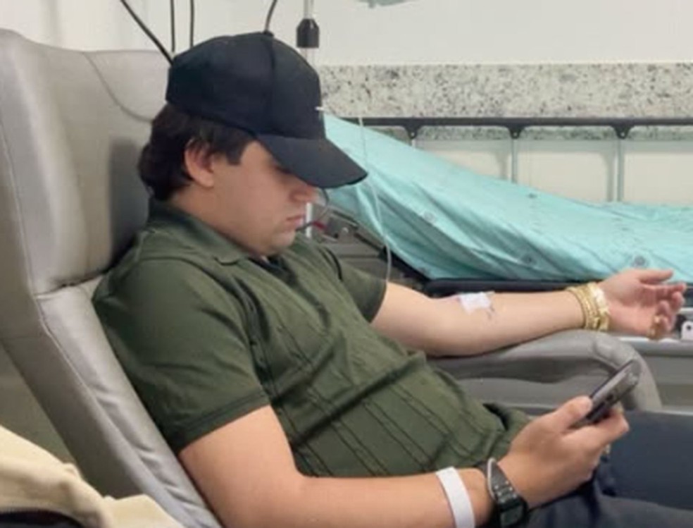 Natanzinho Lima recebe medicação em hospital — Foto: Reprodução redes sociais