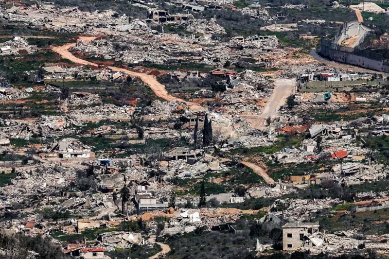Prédios e casas destruídas na cidade de Kfar Ki