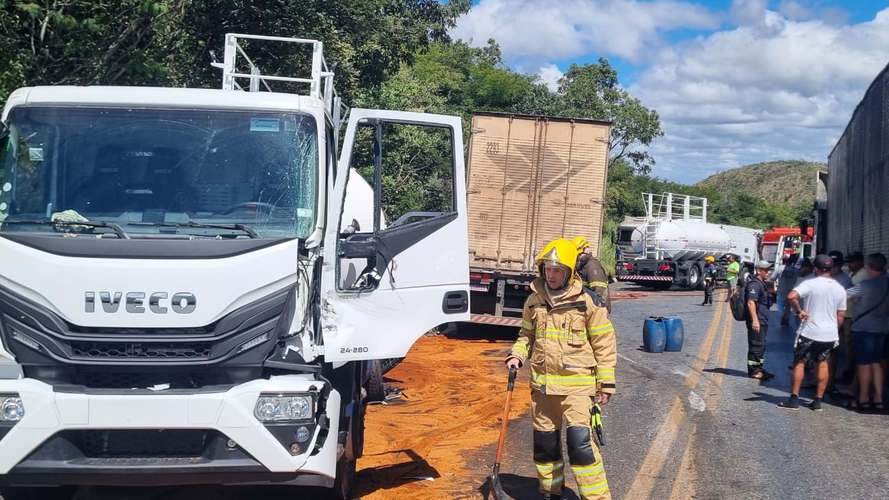 Acidente com quatro carretas deixa dois feridos na BR-251, na Serra de Francisco Sá