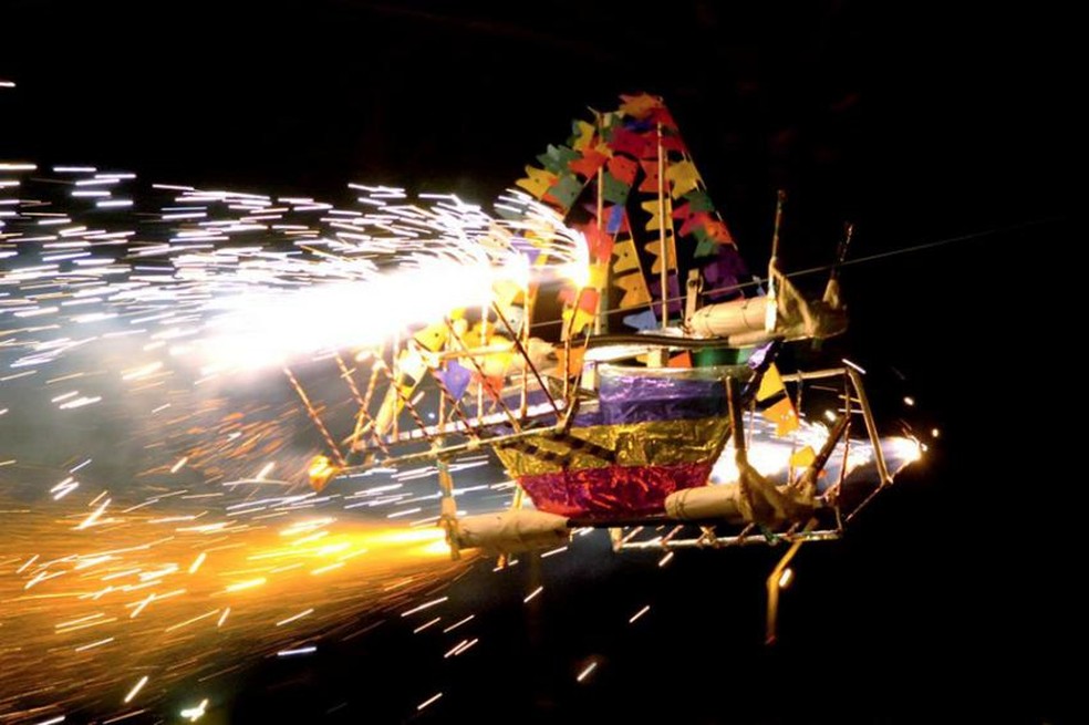 Barco de fogo em Estância — Foto: Alese