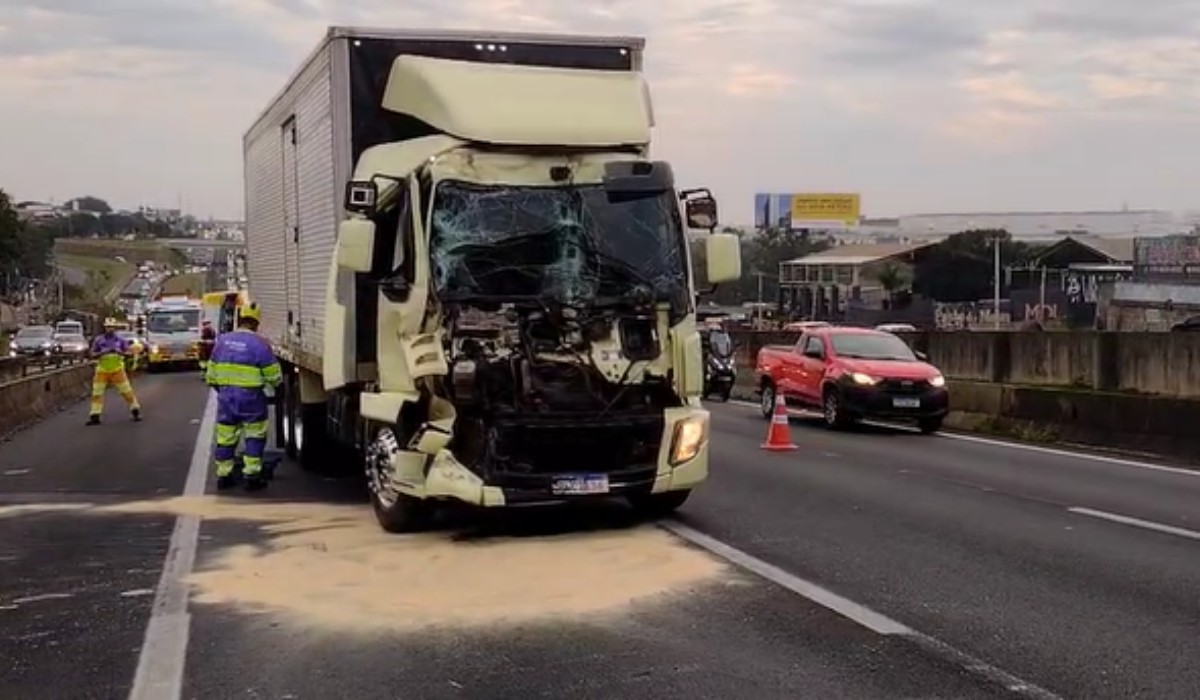 Batida entre dois caminhões deixa duas pessoas feridas na Rodovia Anhanguera, em Sumaré
