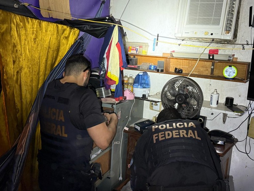 Agentes da Polícia Federal no Amazonas cumpriram um mandado de busca e apreensão na casa do suspeito. — Foto: Divulgação/PF