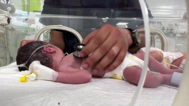A bebê de Gaza retirada viva do ventre da mãe morta após ataque de Israel
