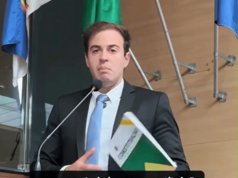 Vereador filho de Gilson Machado joga Constituição no chão e chama Moraes de 'ditador' na Câmara do Recife
