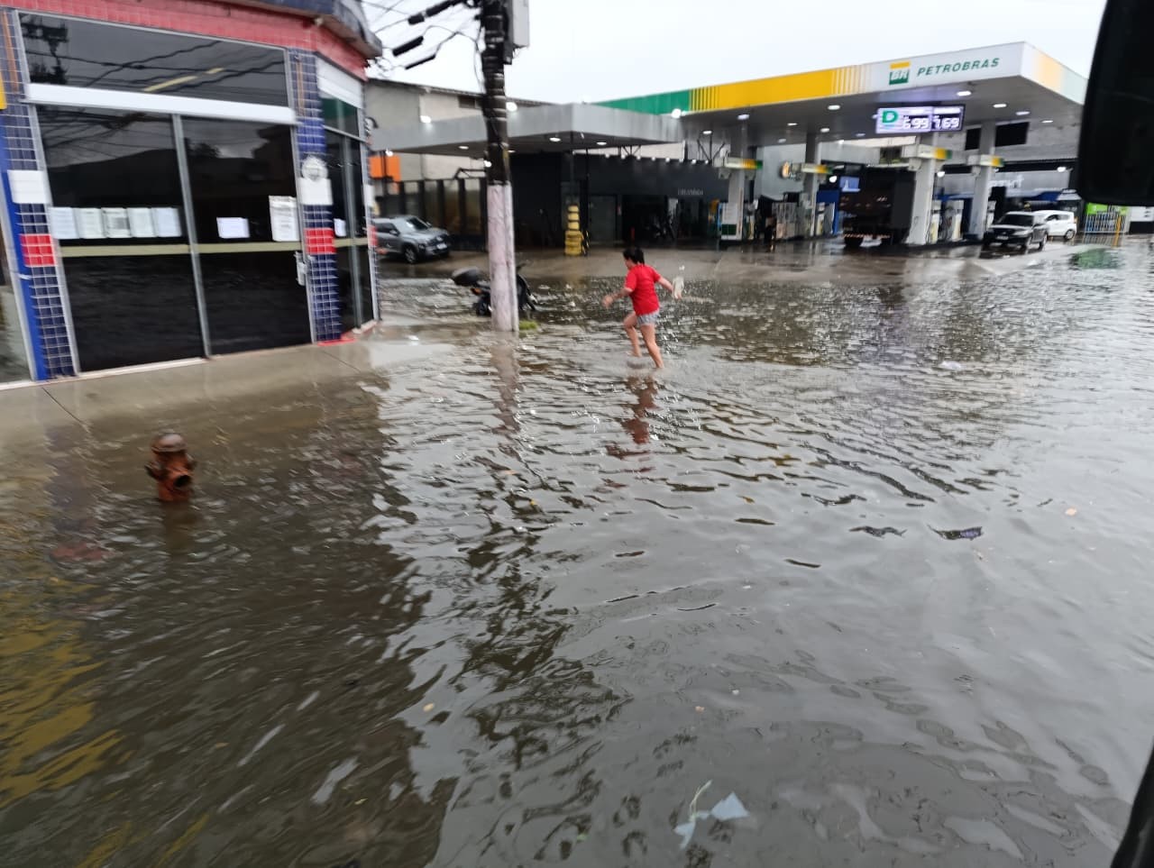 Defesa Civil dispara alerta severo:  chuva forte, raios e ventania; confira os transtornos causados