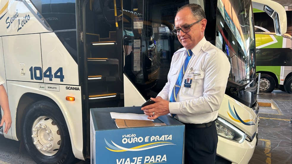 Alceu Nunes Cavalheiro é motorista há 25 anos e há cerca de dois anos e meio percorre esse trajeto &mdash; Foto: Duda Romagna/g1 RS