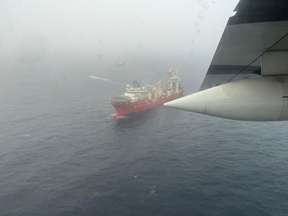 Navio Deep Energy que participa das buscas por submarino que despareceu durante expedição ao Titanic no Oceano Atlântico, em 20 de junho de 2023.  — Foto: Guarda Costeira dos EUA