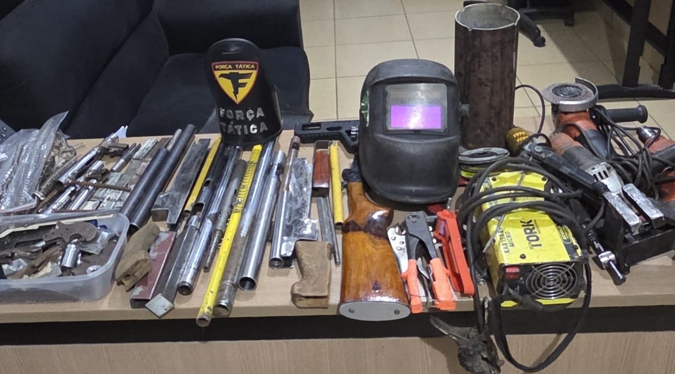 Polícia Militar encontra fábrica clandestina para montagem de armas e prende suspeito