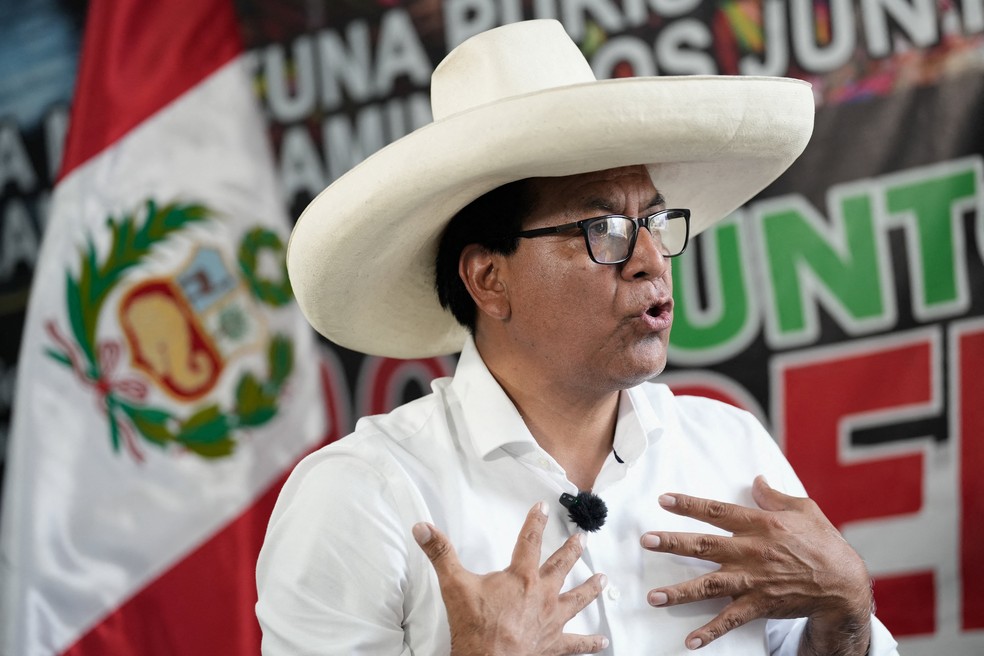 O candidato à Presidência do Peru Roberto Sánchez durante entrevista à agência de notícias Reuters no dia 10 de abril de 2026 — Foto: Angela Ponce/Reuters