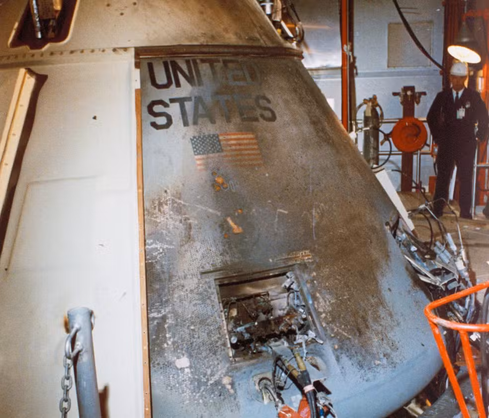 Vista em close do interior da cápsula de comando da Apollo S/C 012, na Plataforma 34, mostrando os efeitos do calor intenso do incêndio repentino que matou a tripulação principal da missão A/S 204. Cabo Kennedy, Flórida. — Foto: Reprodução/Nasa
