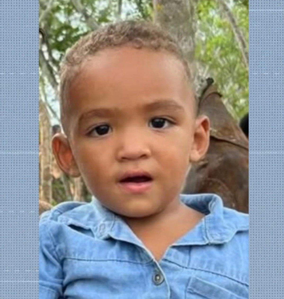 Criança morre e jovem fica ferido após moto colidir contra ônibus na AL-130, em Pão de Açúcar