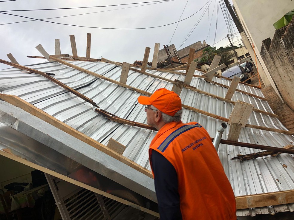 Telha se desprendeu do prédio e atingiu três casas na Vila Guaíra, em Presidente Prudente (SP) — Foto: Defesa Civil