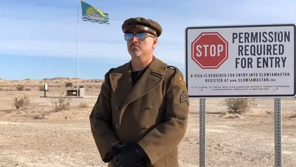 Slowjamastan tem seus próprios agentes de imigração e postos na fronteira. — Foto: Ministério da Propaganda de Slowjamastan via BBC