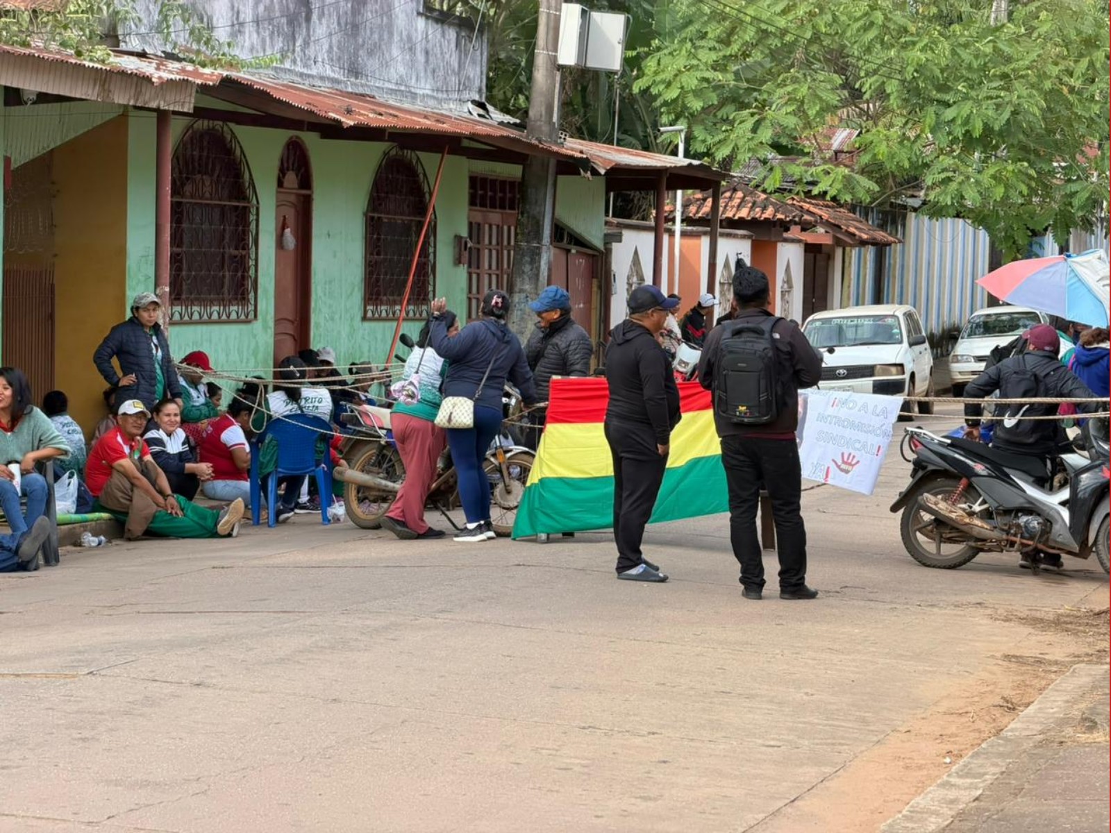 Professores bolivianos bloqueiam ponte na fronteira com o Acre em protesto por reajuste salarial