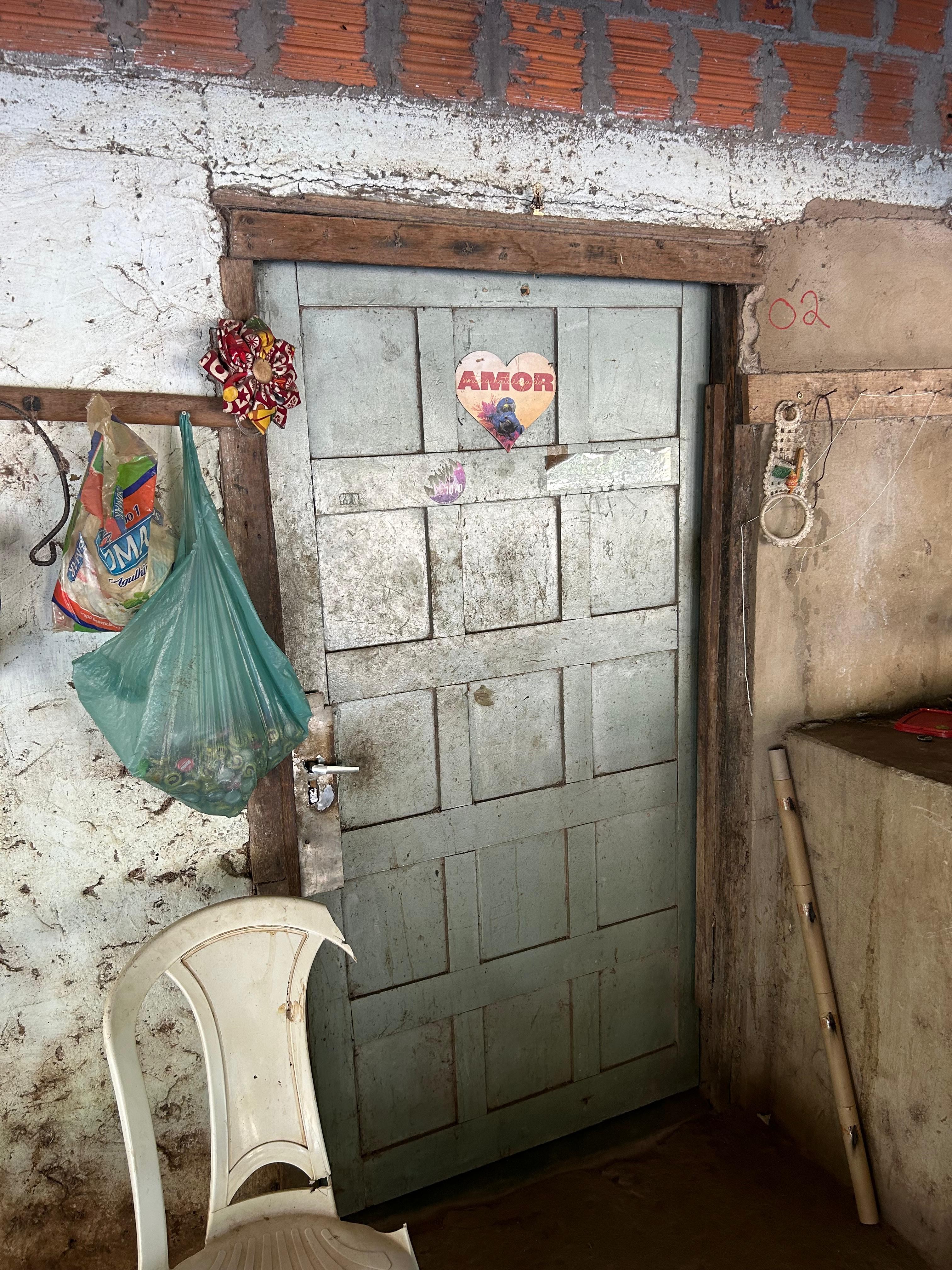 Famílias vivem 30 anos sob ponte em MT e revelam déficit habitacional no Centro-Oeste