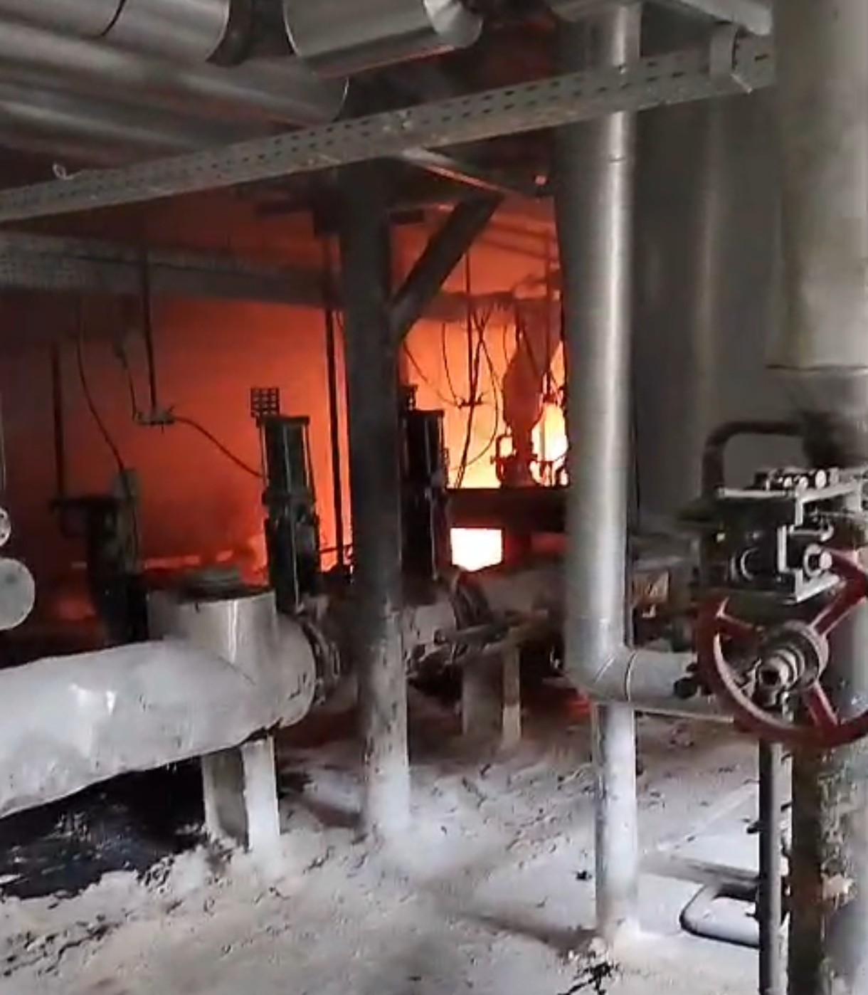 Incêndio atinge fábrica em Itaquaquecetuba