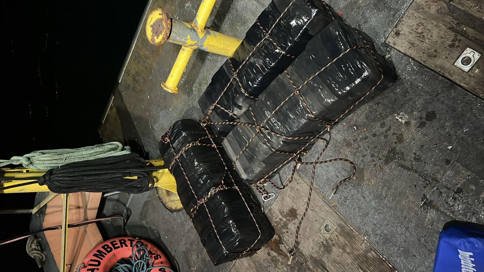 Mergulhadores encontram 130 kg de cocaína em navio atracado em SC que iria para Portugal