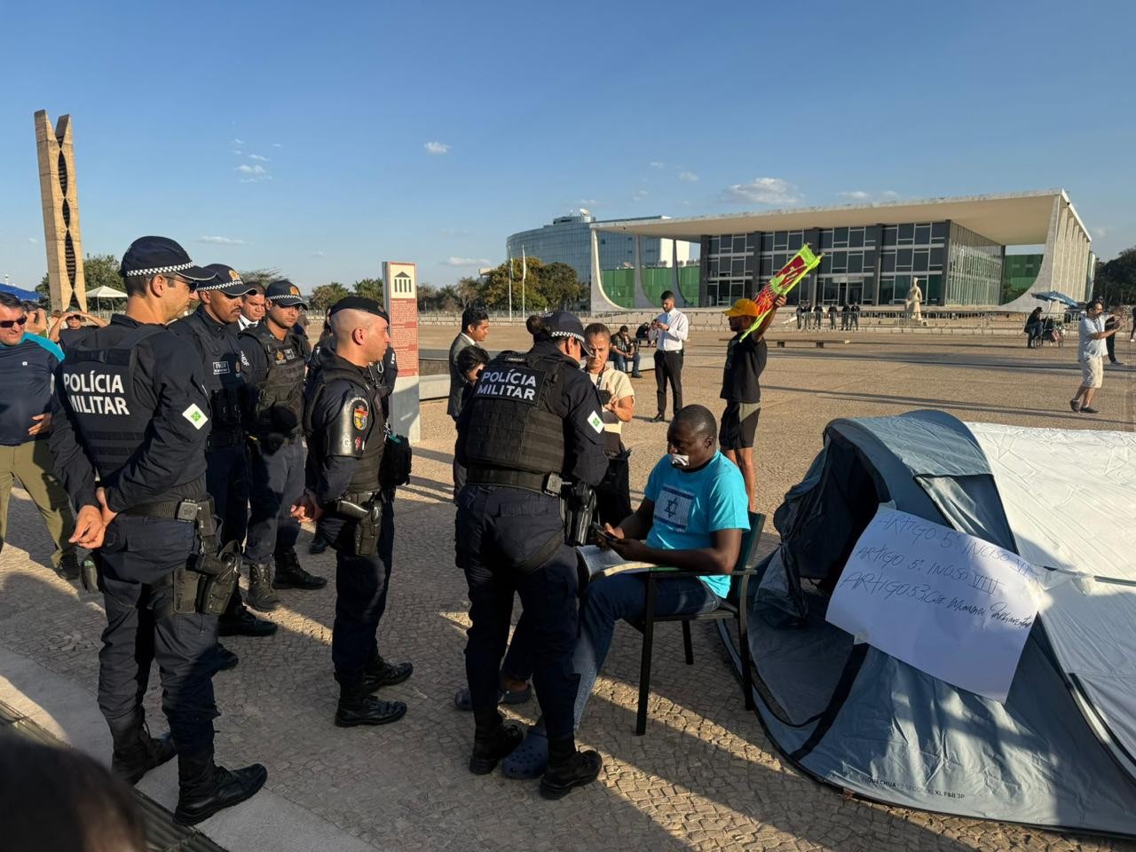 Deputado aliado de Bolsonaro deixa acampamento na Praça dos Três Poderes após ordem de Moraes