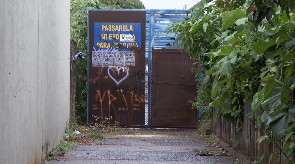Passarela foi interditada por tempo indeterminado na segunda-feira (10) — Foto: Reprodução/Tv Integração