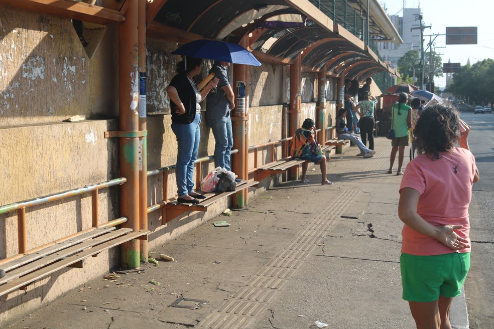 Teresinenses tentam se esconder do calor — Foto: Pedro Victor/g1 Piauí