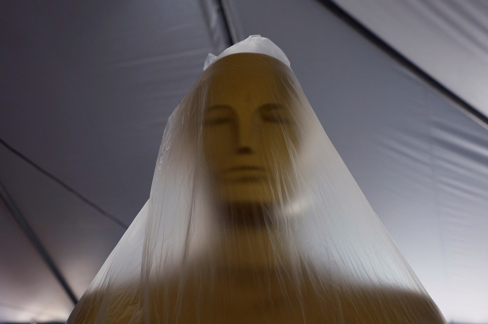 Estatueta do Oscar ainda coberta, antes da premiação de 2022 — Foto: Eric Gaillard/Reuters