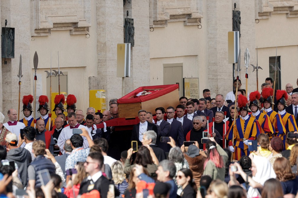 Papa procissão — Foto: Remo Casilli/Reuters