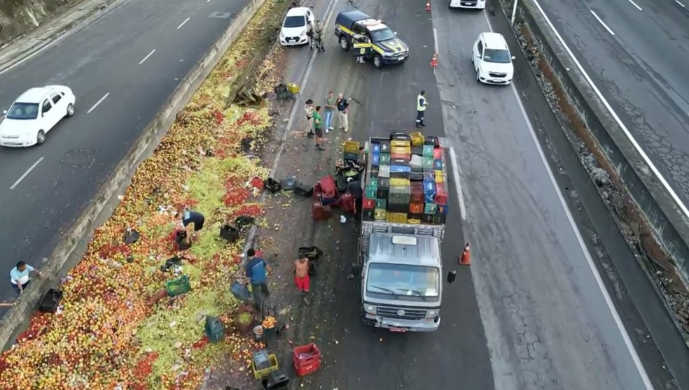 Caminhão carregado de frutas vira na BR-324 — Foto: Reprodução/TV Bahia