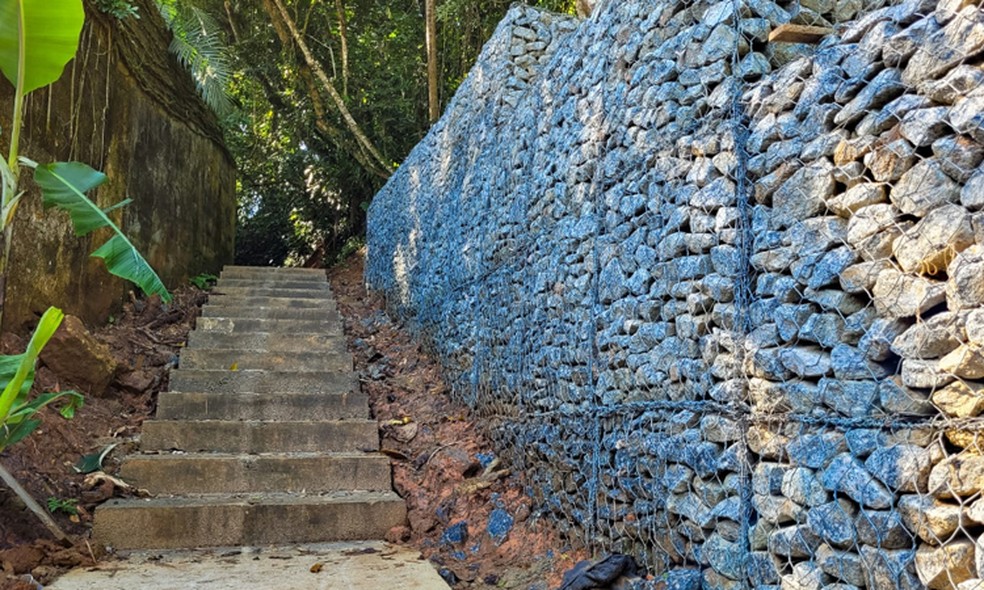 Escadas de concreto e estrutura para controle de erosão já foram concluídas — Foto: Prefeitura de Itanhaém