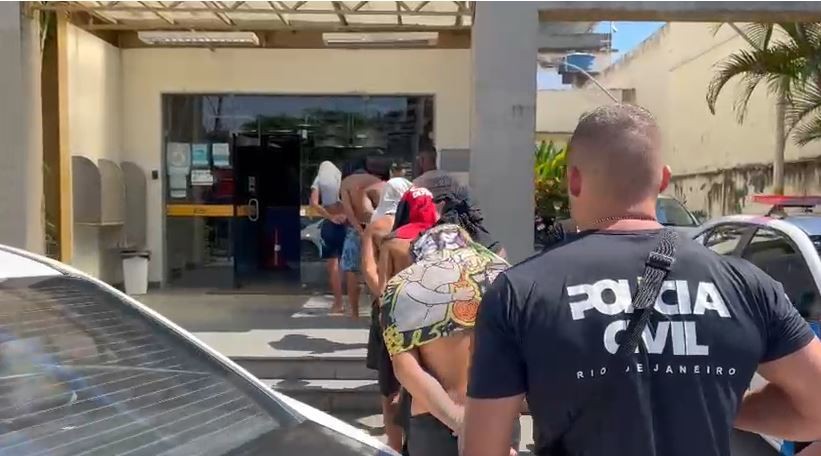Polícia prende 6 homens e apreende 2 menores por agressão a capivara na Zona Norte do Rio